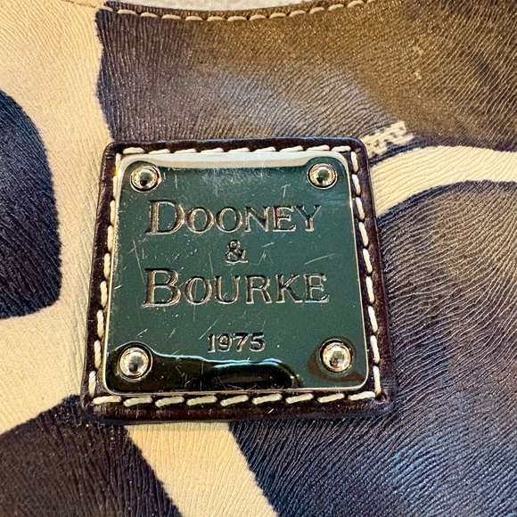 Dooney & Bourke Giraffe Print Shoulder Bag with Wallet - Picture 4 of 11